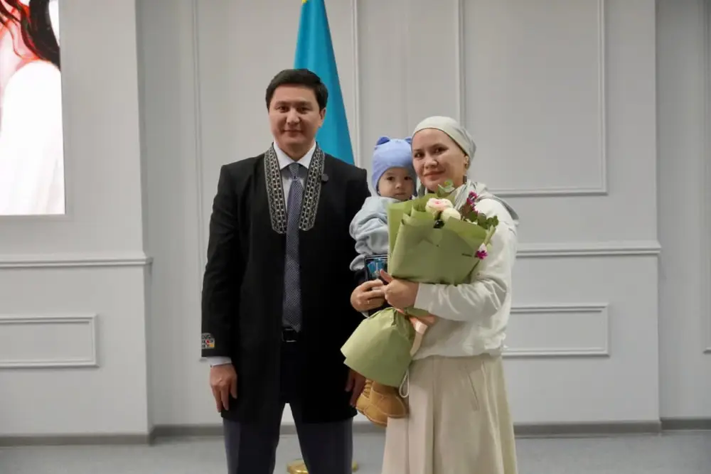 В Астане многодетным матерям вручили подвески «Алтын алқа» и «Күміс алқа» (5)