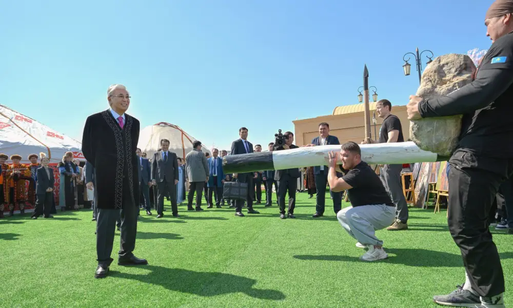 Глава государства принял участие в народных гуляньях по случаю праздника Наурыз (9)