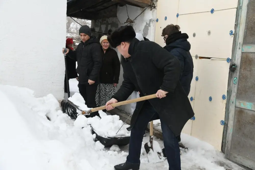 Снег под контролем: пенсионеры встречают весну! {city2}