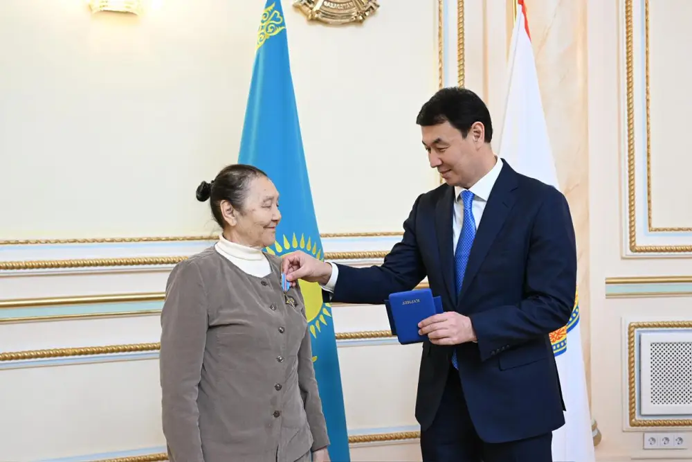 Дархан Сатыбалды вручил государственные награды в преддверии Международного женского дня в Алматы (2)