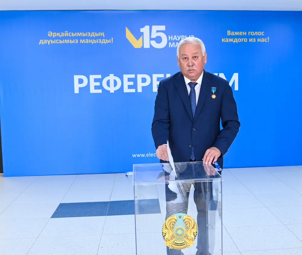 Глава региона проголосовал на республиканском референдуме (6)