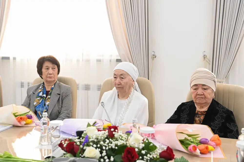 Встреча акима области с женщинами-матерями обсуждение поддержки семей и гендерного равенства {city2}