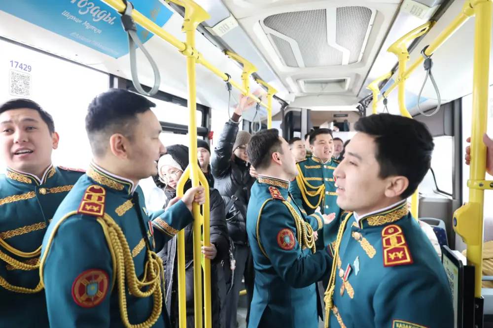 Мужской хор Нацгвардии МВД РК исполнил песни и вручил цветы женщинам в общественном транспорте и на вокзале 'Нұрлы жол' {city2}