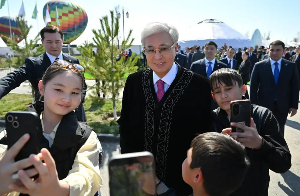 Глава государства принял участие в народных гуляньях по случаю праздника Наурыз (7)