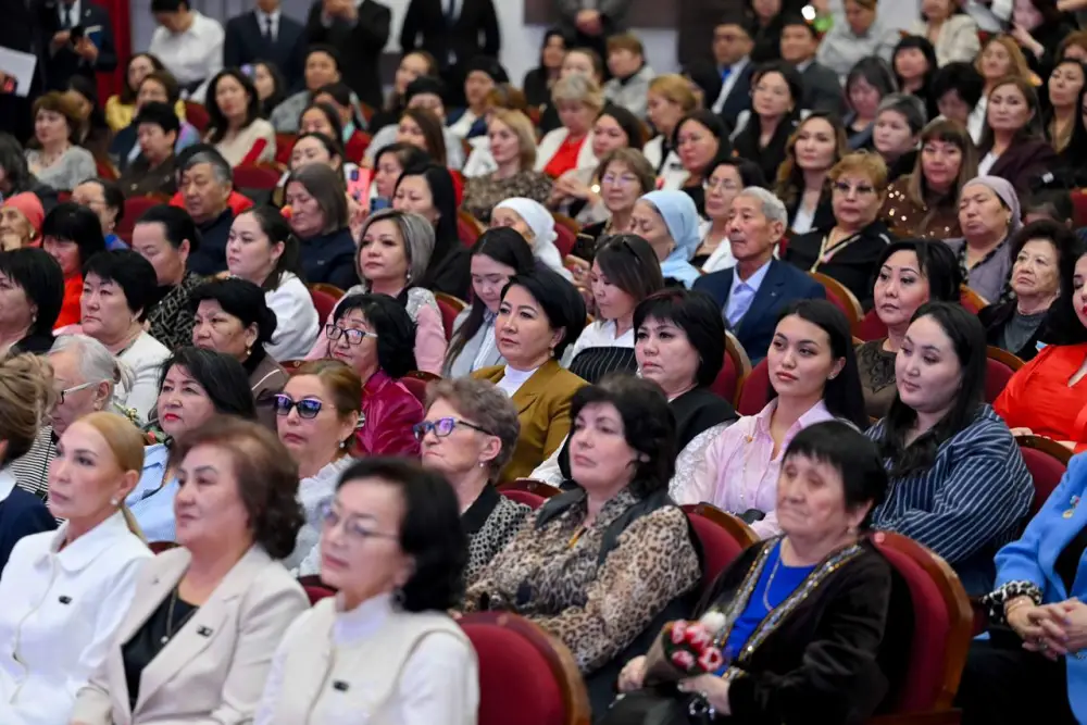 В Семее состоялось торжественное мероприятие, посвященное 8 Марта (4)