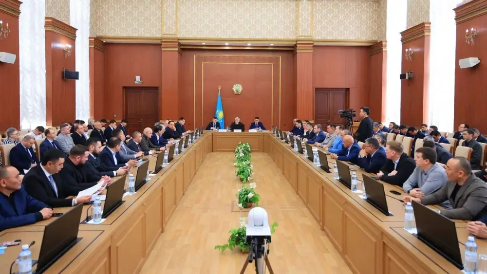 Обсуждение поддержки местного бизнеса в Карагандинской области: встреча Ермаганбета Булекпаева с предпринимателями {city2}