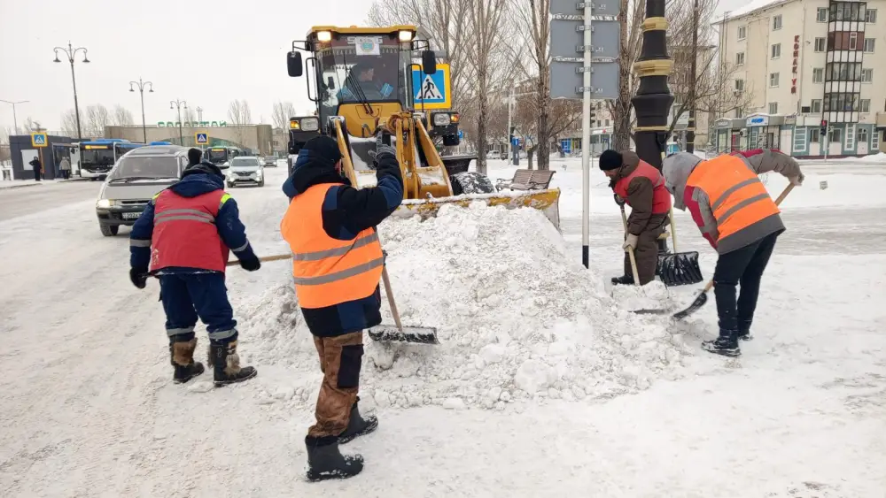 Снегопад в Астане: последствия для дорожного движения и безопасность на улицах {city2}
