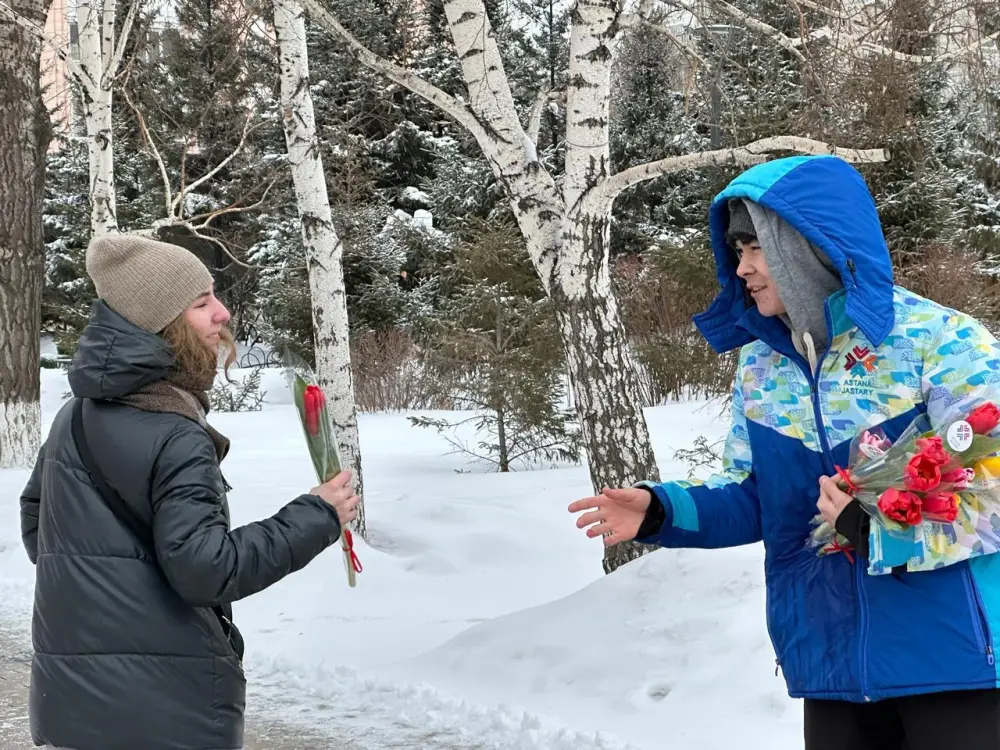 «Көктем шуағы»: в Астане волонтеры раздали женщинам цветы (4)