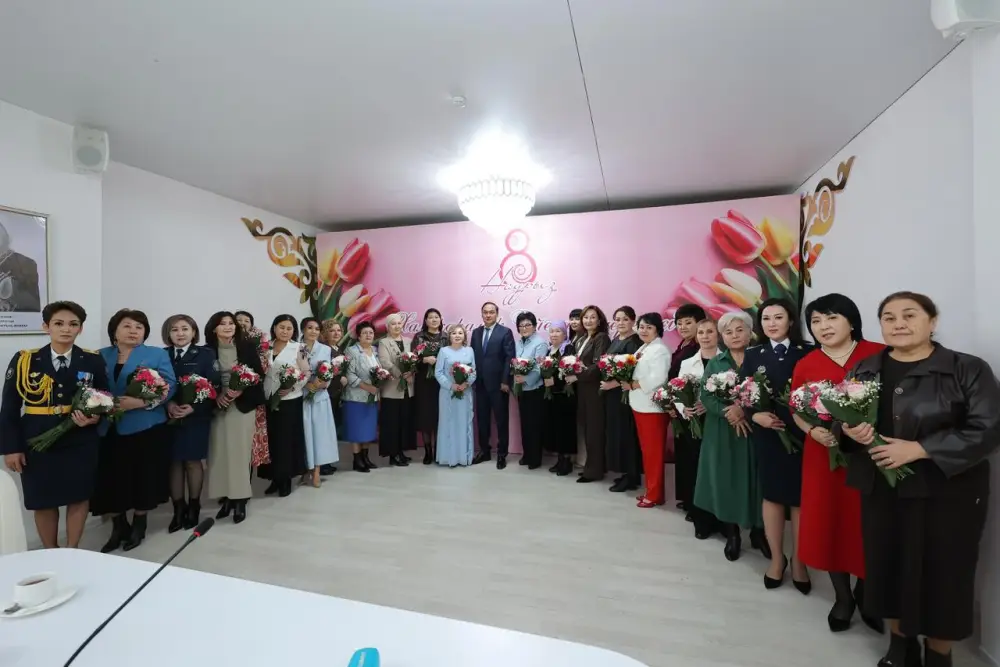 Ербол Карашукеев поздравил представительниц прекрасного пола с 8 Марта (8)