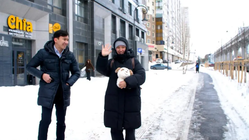 Цветы раздавали девушкам и женщинам в Астане (6)