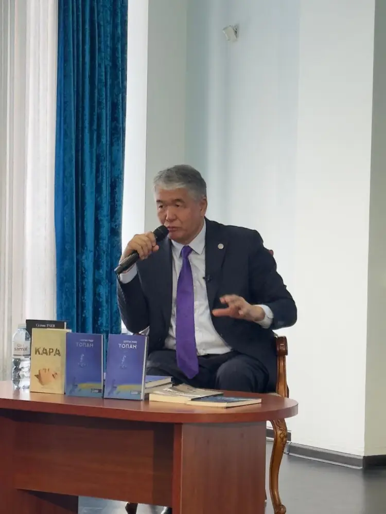 «Мастерская писателя»: в Астане состоялась встреча с выдающимся кыргызским писателем Султаном Раевым (4)
