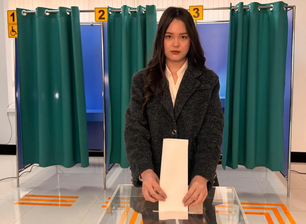 Участие молодежи в референдуме: первый голос 18-летней жительницы Конаева {city2}