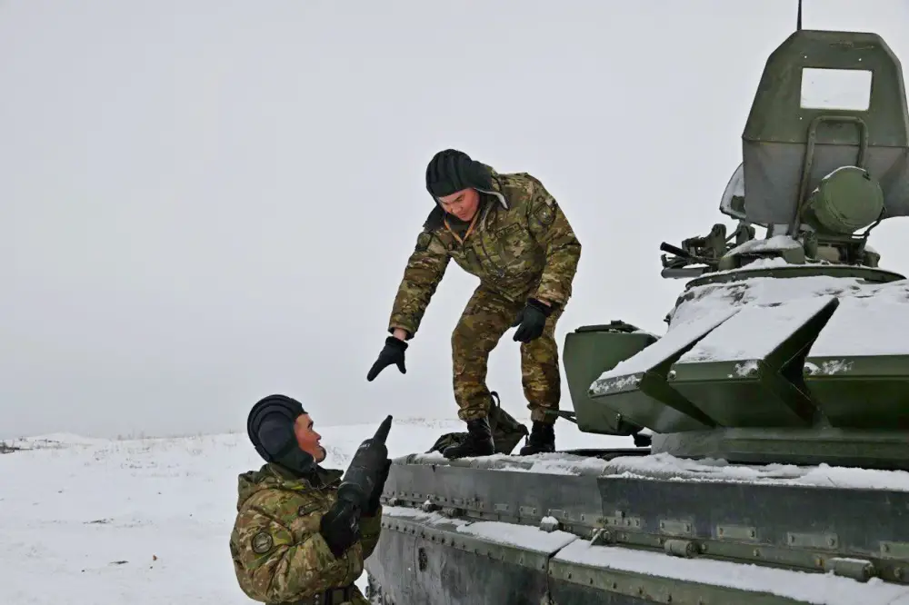 Танковые экипажи стреляли по целям на учебном полигоне Усть-Каменогорска {city2}