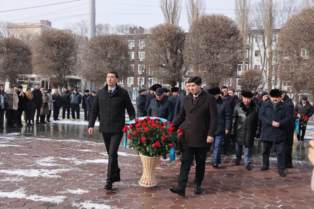 В Таразе состоялась церемония возложения цветов к памятнику Жамбылу Жабаеву (5)