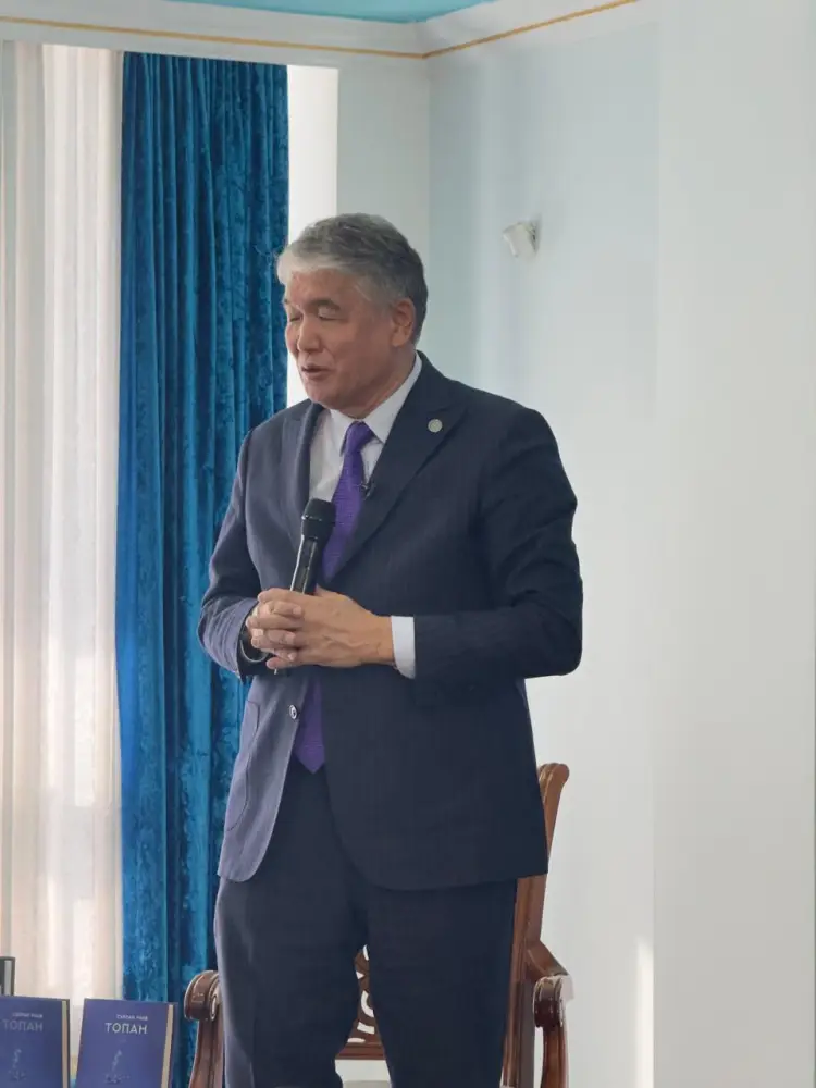 Словесные мосты: встреча с кыргызским писателем Султаном Раевым в Астане {city2}