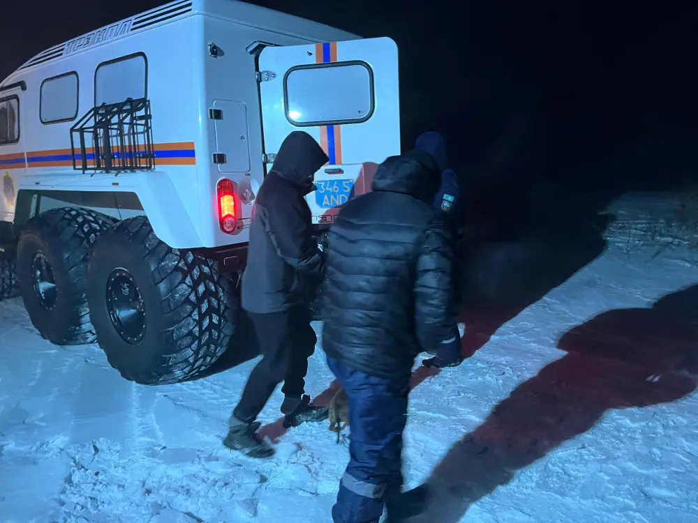 Эвакуация 760 человек из снежных заносов в Казахстане {city2}