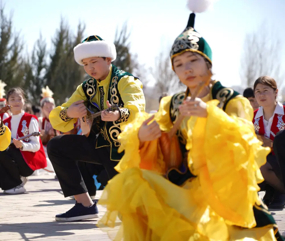 В ТУРКЕСТАНЕ БОЛЕЕ 500 ЮНЫХ ДОМБРИСТОВ ОДНОВРЕМЕННО ИСПОЛНИЛИ КЮЙ (3)