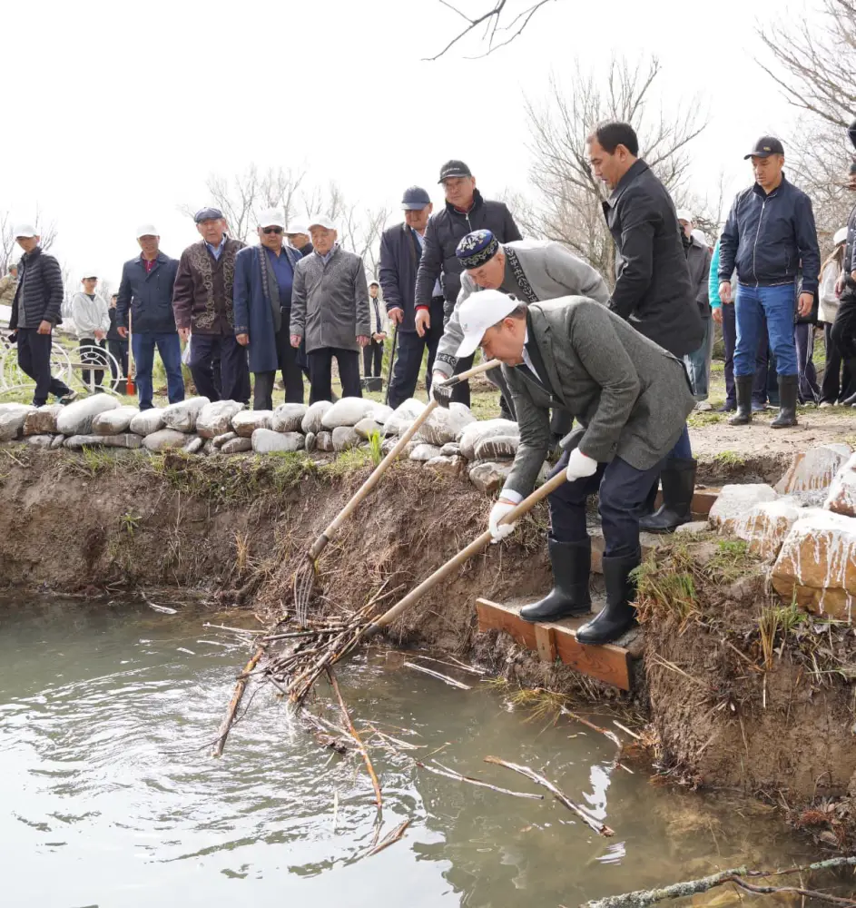 В Туркестанской области прошла экологическая акция по очистке родников, в которой приняли участие около 1500 человек {city2}