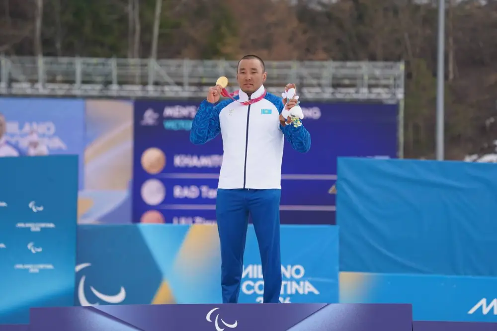 Министр туризма и спорта РК Ербол Мырзабосынов поздравил чемпиона Паралимпиады Ербола Хамитова (3)