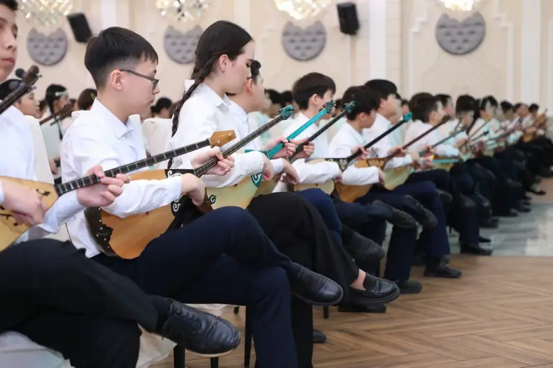 Около 10 тысяч юных домбристов Карагандинской области одновременно исполнили известные кюи (10)