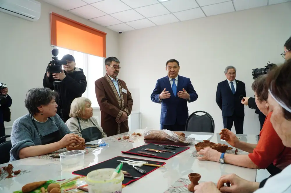 Аким области посетил обновленный центр активного долголетия в Кокшетау и отметил важность создания комфортных условий для пожилых людей {city2}