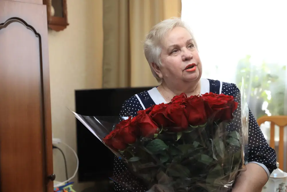 Асхат Шахаров в честь 8 Марта посетил дома актюбинок, внесших вклад в развитие области (3)