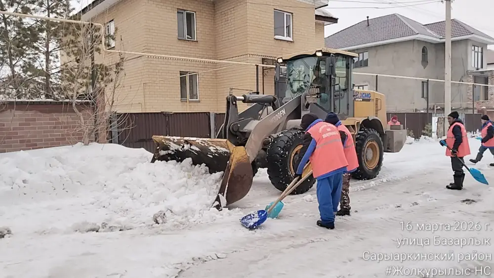 Тысячи дорожных рабочих вышли на снегоуборочные работы в Астане (8)