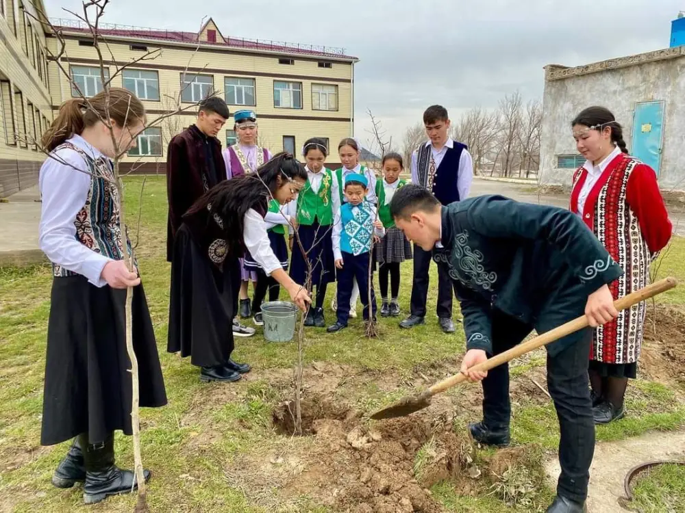 Посадка саженцев в Туркестанской области образовательными организациями {city2}