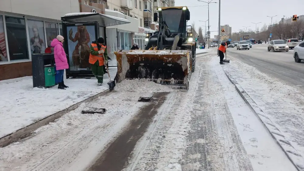 Около трех тысяч дорожных рабочих и более 1,6 тысячи единиц спецтехники задействовано в снегоуборочных работах в Астане (6)