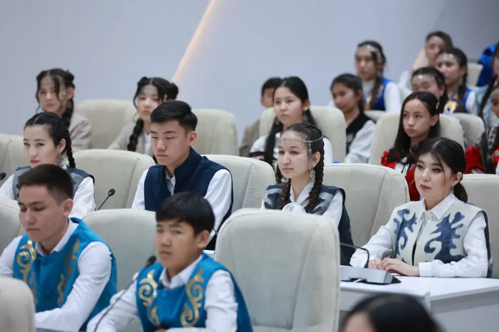 Ербол Карашукеев встретился с финалистами второго сезона «Ой шебері» (6)