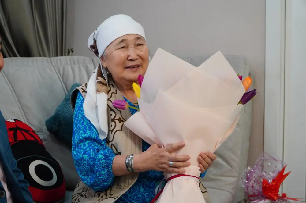 Аким области Марат Ахметжанов поздравил женщин-ветеранов Кокшетау с 8 Марта {city2}