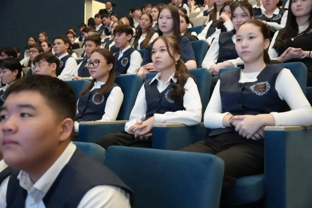 В Караганде полицейские провели урок правовой грамотности для старшеклассников {city2}