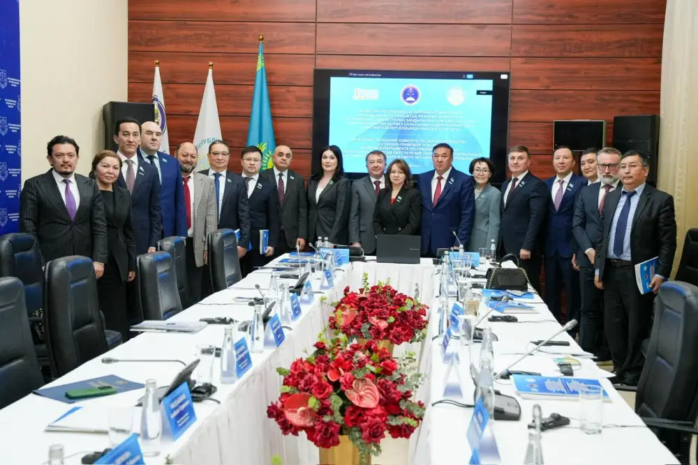 Министр юстиции Республики Казахстан Ерлан Сарсембаев принял участие в выездном заседании на тему «Обеспечение законности нотариальных действий и цифровизация нотариальной деятельности» (5)
