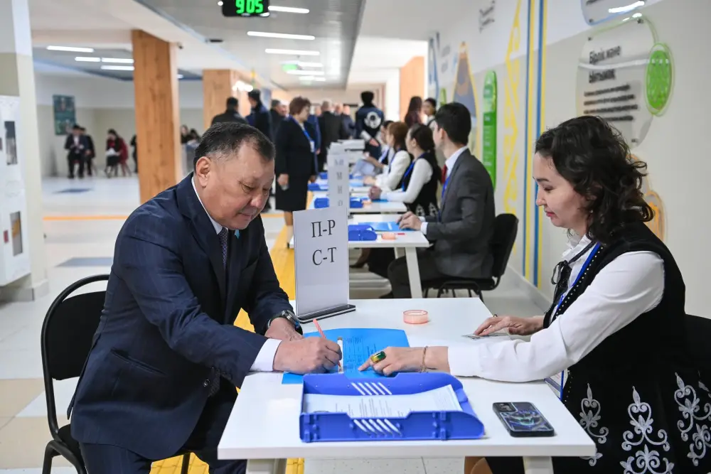 Глава региона проголосовал на республиканском референдуме (2)