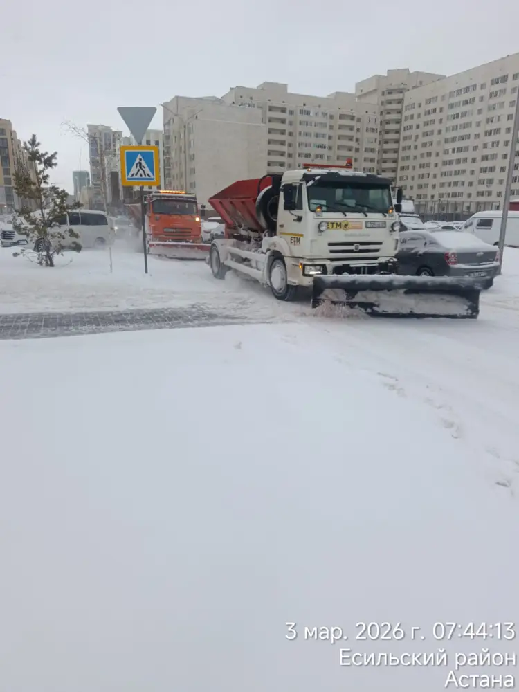 В Астане на снегоуборочные работы вывели более 1,7 тыс. единиц спецтехники (4)