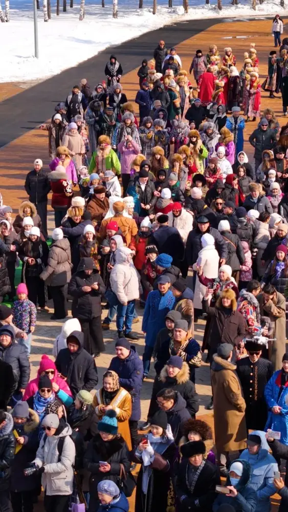 Тысячи людей и обряд: праздник Көрісу в Астане {city2}