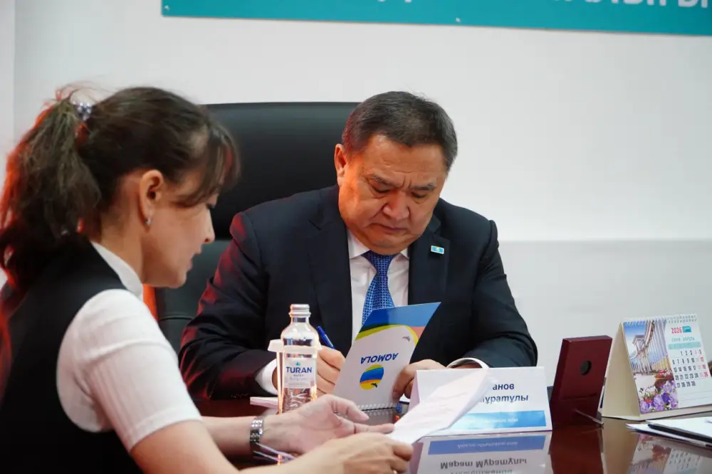 Глава Акмолинской области Марат Ахметжанов принимает граждан: важные вопросы и социальные инициативы {city2}