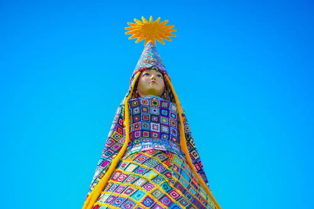 В Астане сотни людей связали необычную инсталляцию (2)