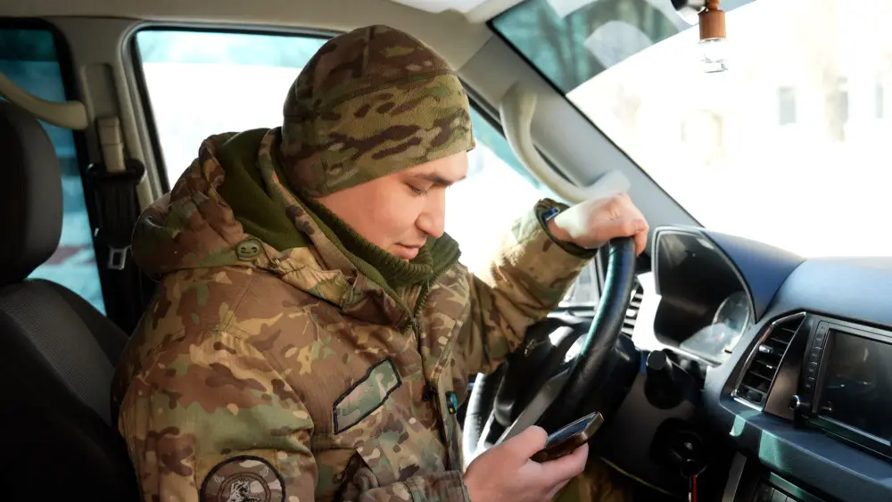 Солдаты Казахстана поздравляют матерей с 8 марта, укрепляя связь с родными {city2}