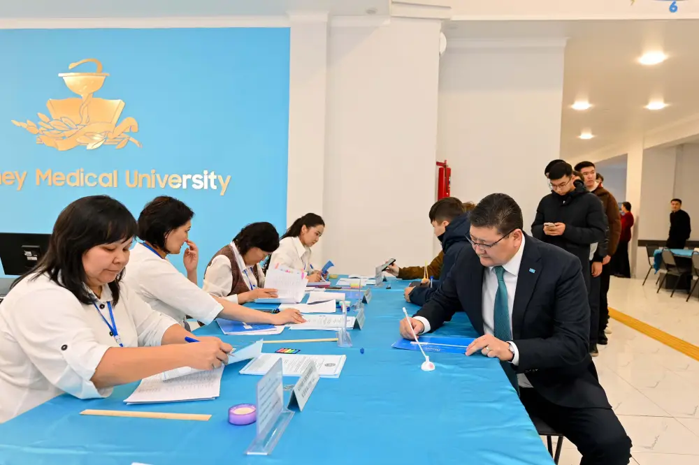 Голосование за будущее: Аким области Абай делает свой выбор на историческом референдуме {city2}