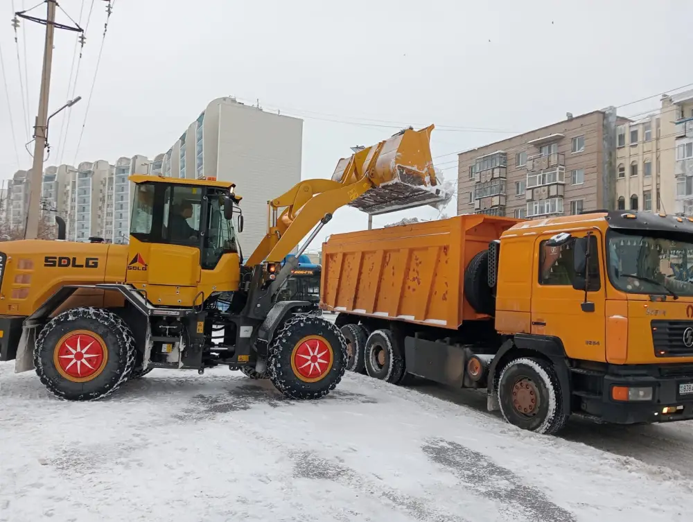 Около трех тысяч дорожных рабочих и более 1,6 тысячи единиц спецтехники задействовано в снегоуборочных работах в Астане (5)