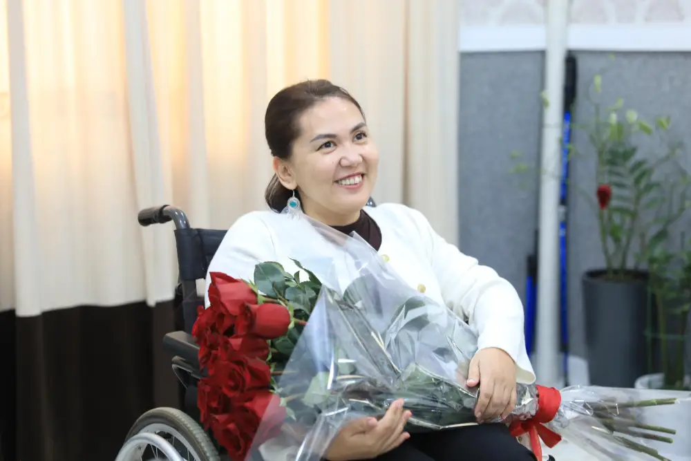 Асхат Шахаров в честь 8 Марта посетил дома актюбинок, внесших вклад в развитие области (7)