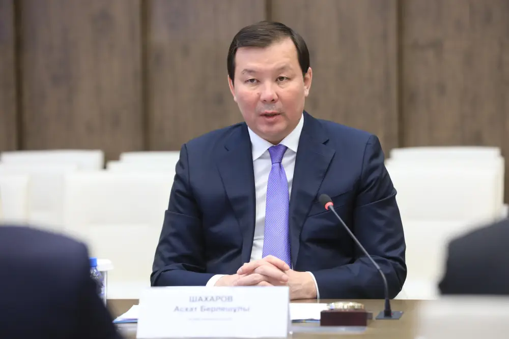 Встреча акима Асхата Шахарова с Канатом Шарлапаевым: новые возможности для малого бизнеса в Актюбинской области {city2}