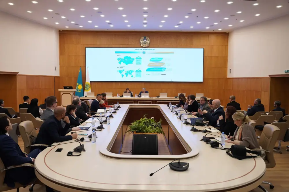 Международные наблюдатели активно следят за референдумом в Казахстане {city2}