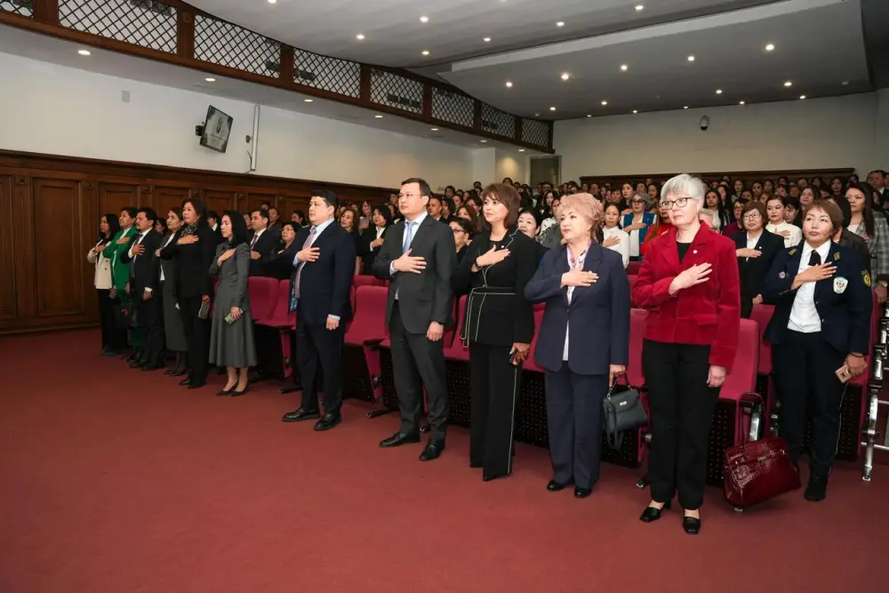 Отмечая вклад женщин в органы юстиции, министр юстиции Казахстана Ерлан Сарсембаев поздравил их с Международным женским днём {city2}