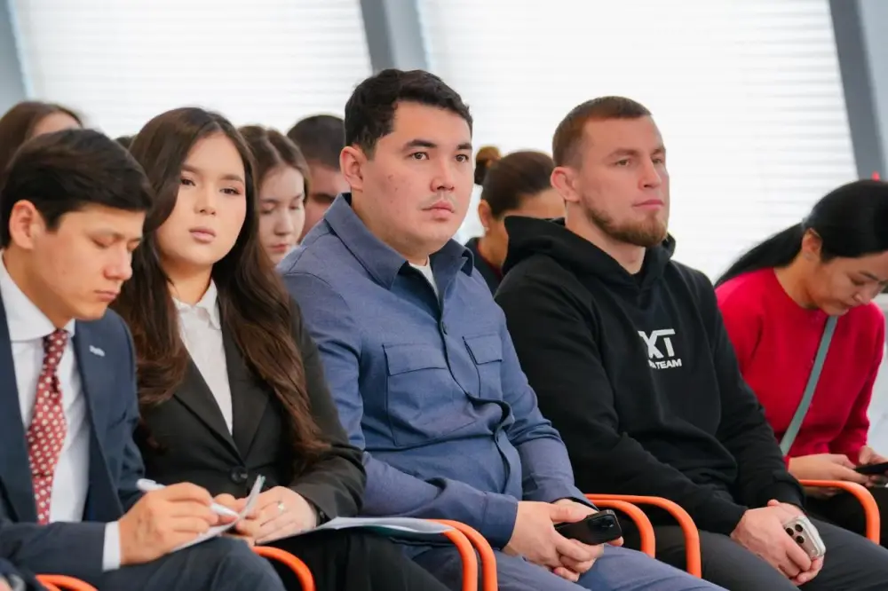 В Астане обсудили проект новой Конституции с участием молодежи и экспертного сообщества (10)