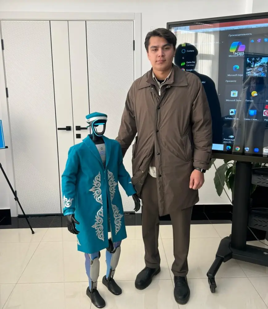 Робот в казахском костюме на референдуме! {city2}