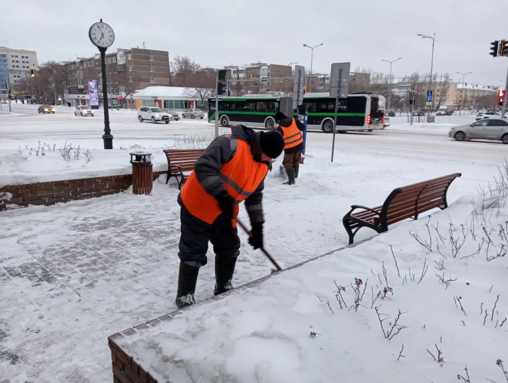 Около трех тысяч дорожных рабочих задействовано в снегоуборочных работах в Астане (3)