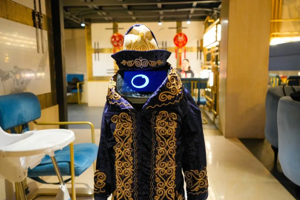 Робот в чапане встречает гостей в Астане {city2}