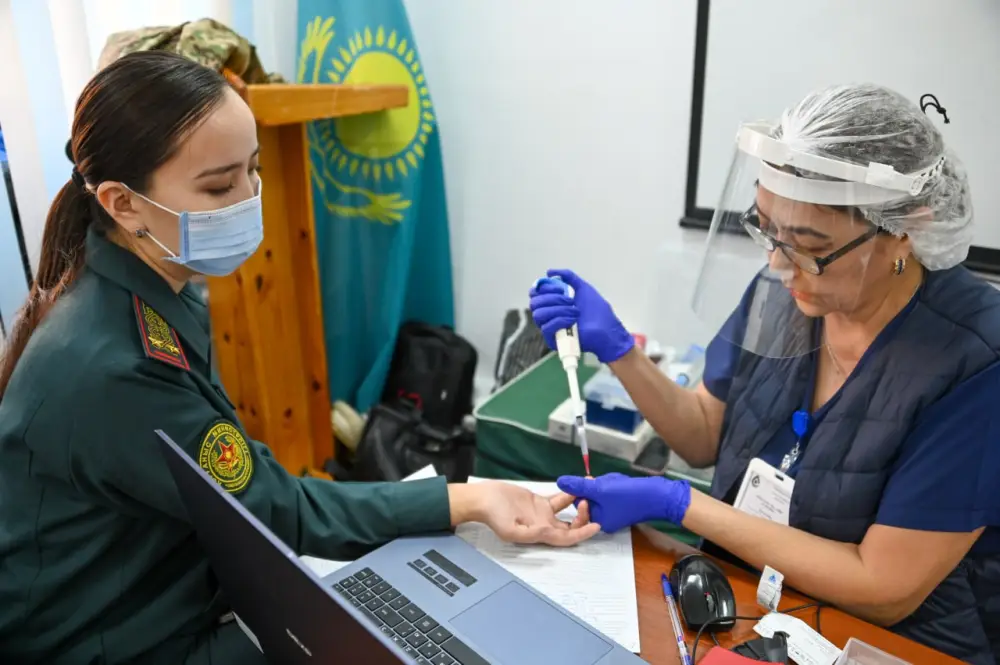 В Астане военные медики организовали донорскую акцию, укрепляя общественное здоровье и спасая жизни {city2}